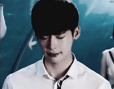 男子酒驾被交警抓下一秒忍住别笑,零容忍醉酒男子打警察