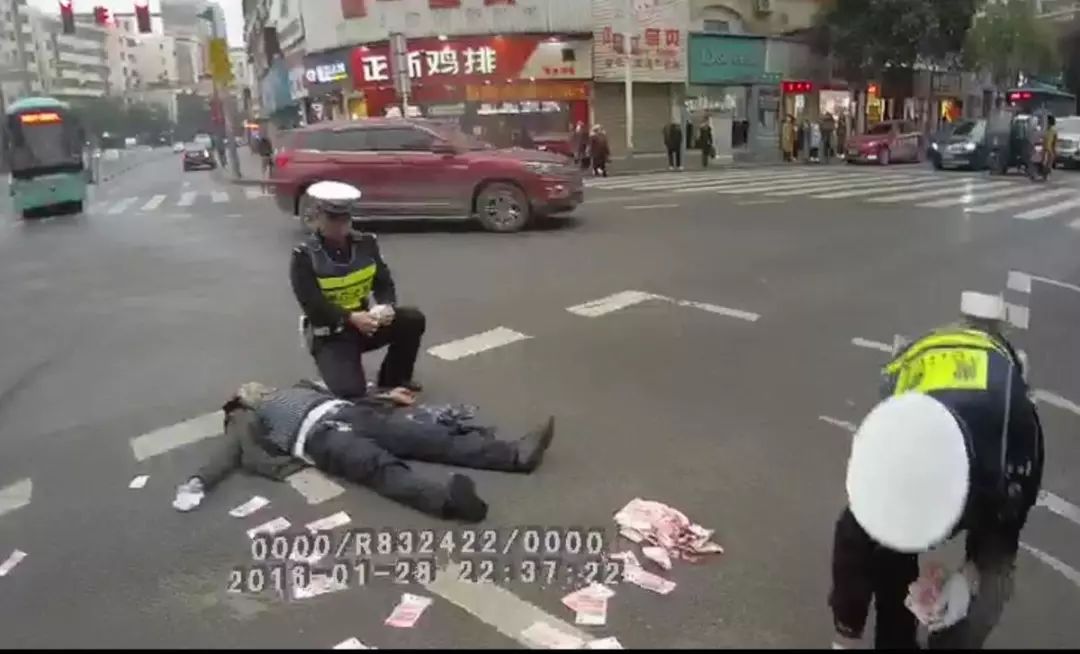 获赔百万*迁拆**款神志失常？男子两次当众抛撒百元大钞，还举刀寻短……