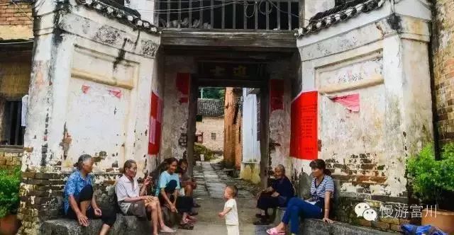 徽派古村梯田花海,徽派建筑油菜花田