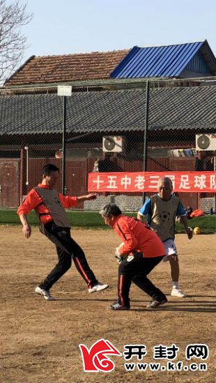 他们“带球如飞”奔跑在足球场