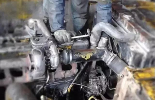 发动机动力降低积碳如何解决,修汽车发动机时积碳如何清理