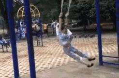 大爷开挂高速晨练,大爷大妈晨练奇葩开挂