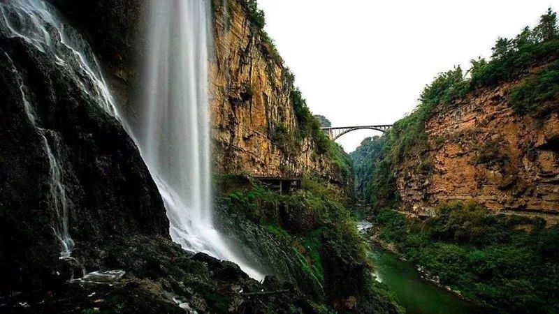 黔东南+黔西南经典八日游—昆明—马岭河峡谷—万峰林—黄果树瀑布—荔波小七孔—千户苗寨—镇远古镇—梵净山—石阡温泉