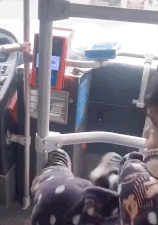 3岁女儿*拍偷**照流出，微信群全炸了：你怎么把孩子教成这样了？！