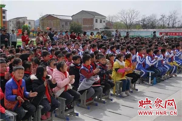 建业公益活动现场,新县爱心公园篮球场