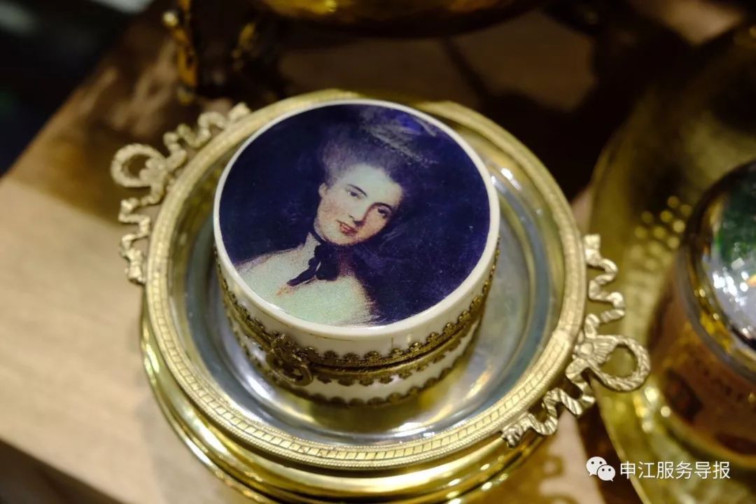 非常隐蔽的秘密基地藏在地板下,神秘的仓库到底隐藏着什么秘密