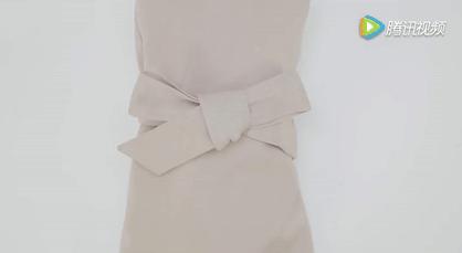 毛衣该不该收起来,毛衣腰侧边上有根带子怎么系好看