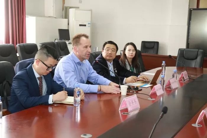 新西兰基督城凯思中学国际部主任KingsleyWang和国立西方理工学院校长JohnSnook到简阳中学交流