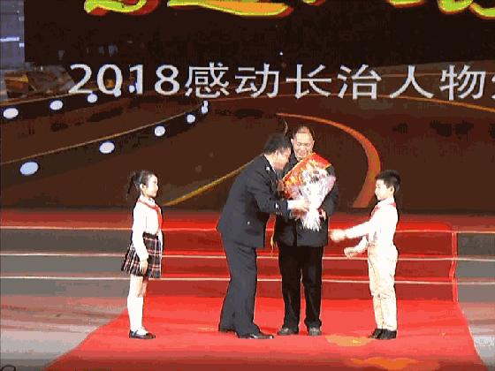 致敬孩子的感动视频,致敬英雄感动片段