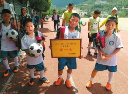 背篼当球门塑料瓶当足球这群山里娃梦想当C罗