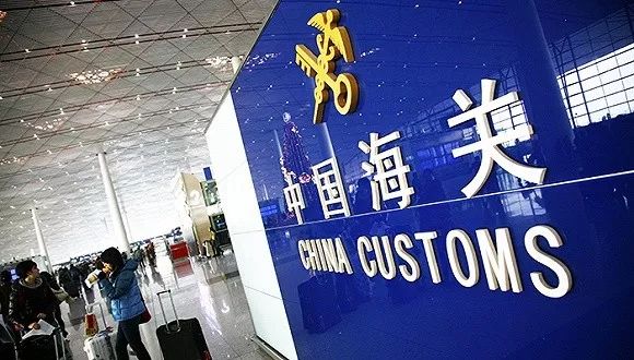 80万的钻戒藏鞋子里！一女子“血拼”回国这样过海关，结果惨大发了…