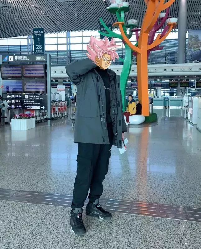 看别人穿名牌心理自卑,看别人穿的鞋多贵