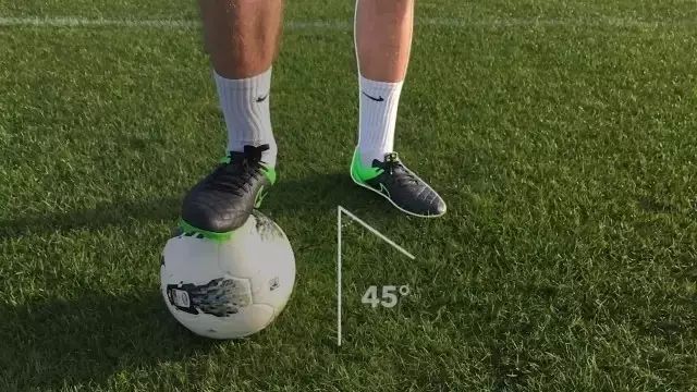 四个步骤掌握一对一过人,脚内左右交替运球法怎么练