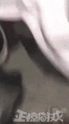 正经GIF囧图:女人不要和男人比骚,地铁上的泳装让人把持不住