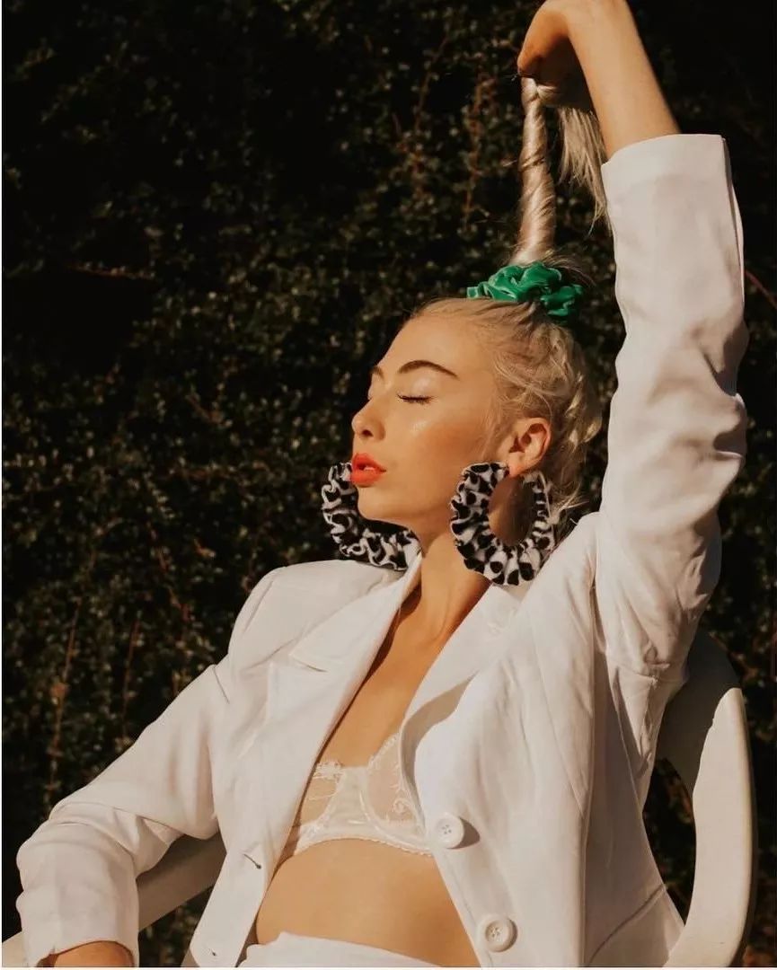 豹纹OUT，下一个C位印花轮到奶牛纹上场！