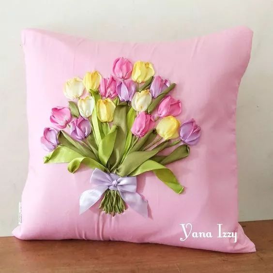 抱枕买个纯色的就够，这样缝几针，要多美有多美！