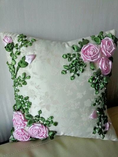 抱枕买个纯色的就够，这样缝几针，要多美有多美！