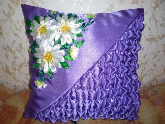 抱枕买个纯色的就够，这样缝几针，要多美有多美！