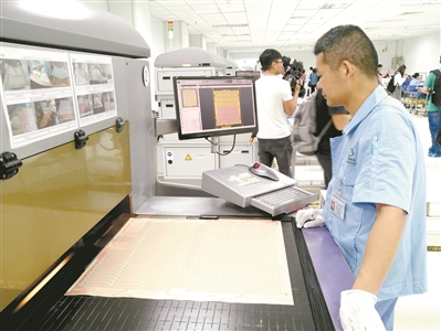 记者采访东莞网红基地,东莞制造介绍