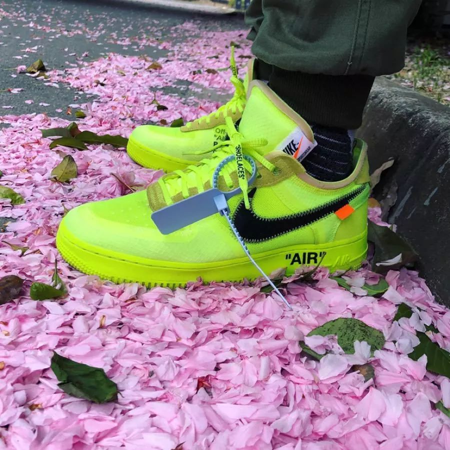 nike鞋子街拍视频,nike空军联名黑白款