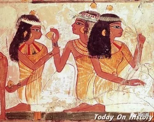 你每抹一次口红，就是在亲吻上万只昆虫尸体？！