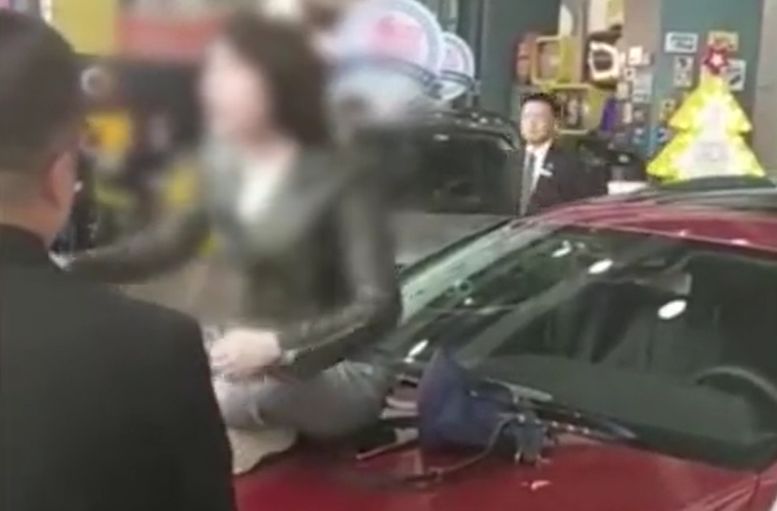奔驰女车主在哭诉视频,奔驰女车主哭诉4s店