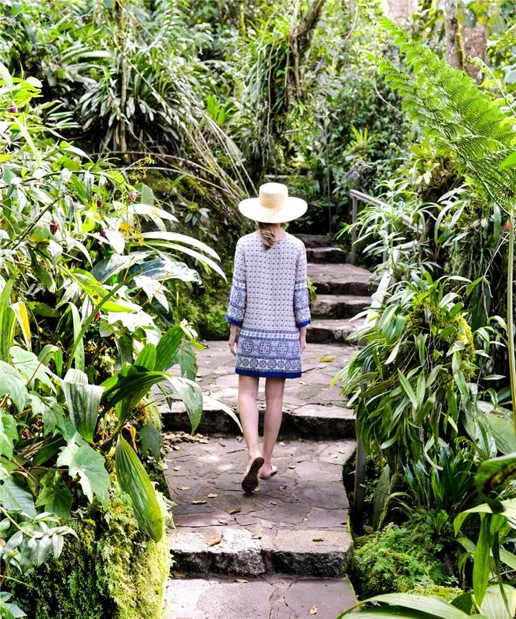 从此，LV不仅可以用来背，还可以用来睡…