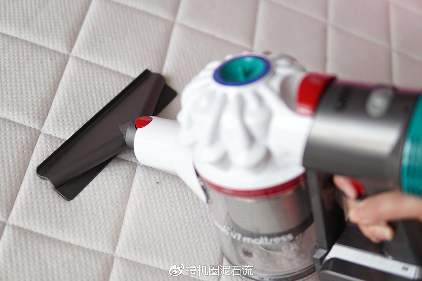 戴森除螨仪手持吸尘器评测,戴森吸螨仪v7清洗视频