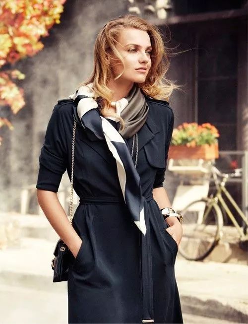 春天方丝巾怎么系好看,丝巾这样系简单时尚又清爽