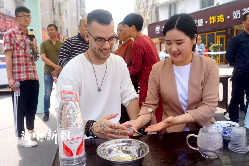 来杯谷雨茶？爱喝茶的小姐姐颜值都不低哟！