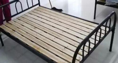 睡硬板床真的能拯救腰吗,睡硬板床能治腰凸吗