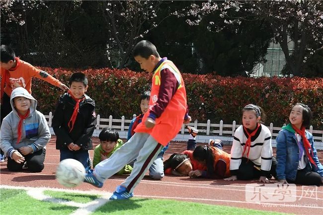 八大峡小学落实体育2+X项目海式少年绿荫驰骋