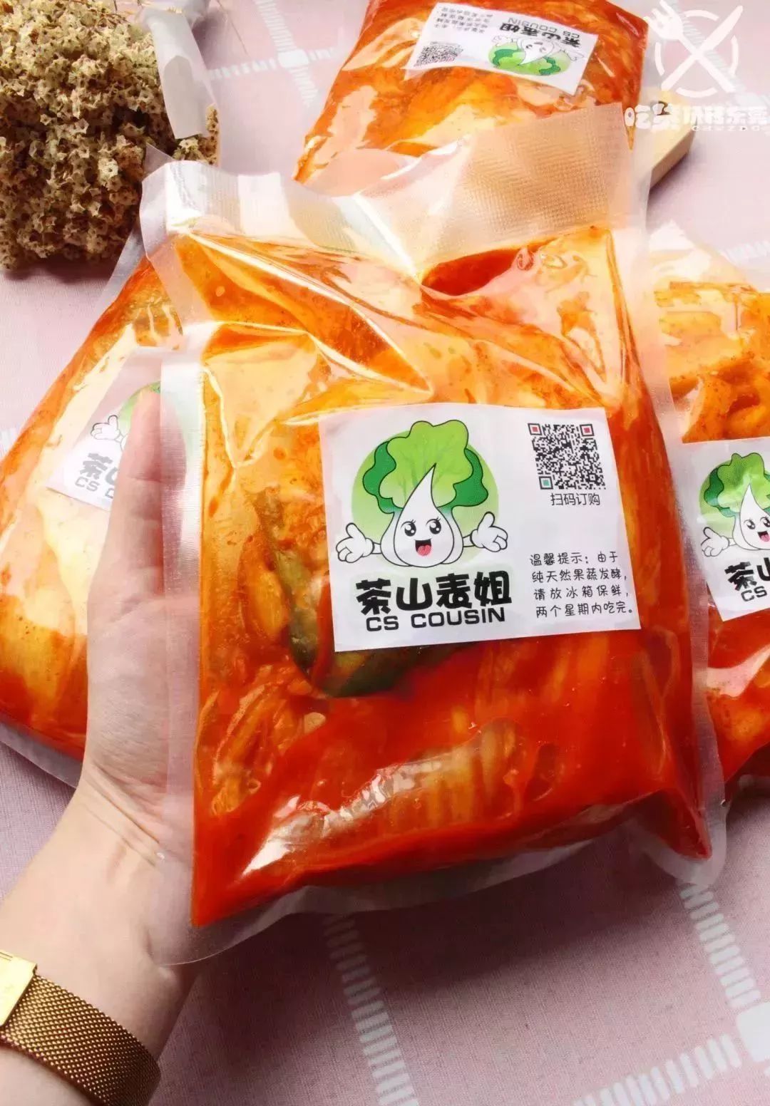 她连续三年，走遍大半个韩国学习传统泡菜，改良后的泡菜，要排单一个星期以上才能买到！