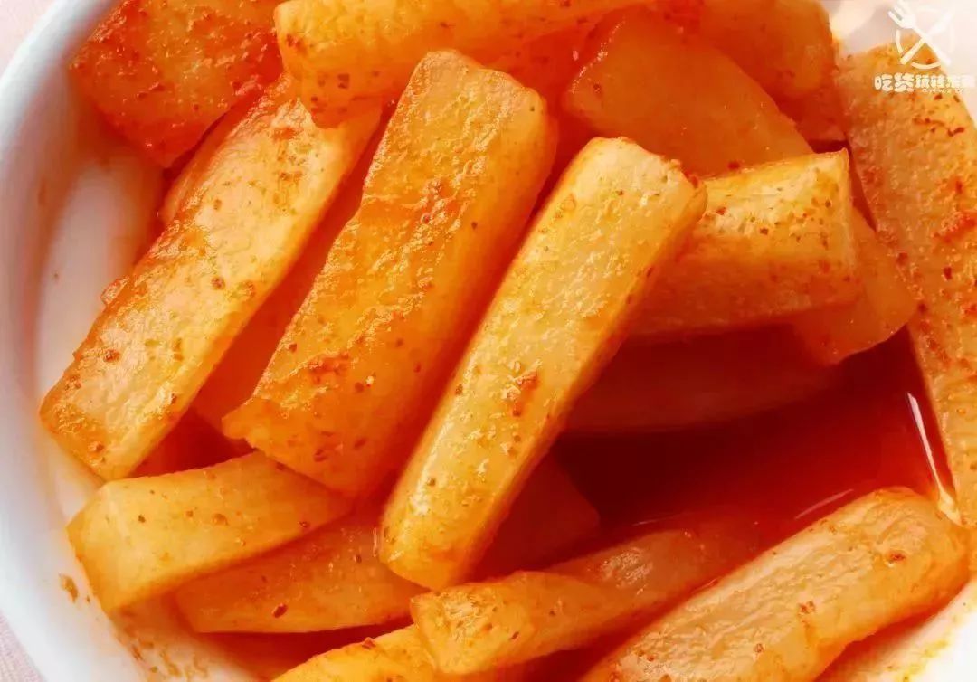 她连续三年，走遍大半个韩国学习传统泡菜，改良后的泡菜，要排单一个星期以上才能买到！