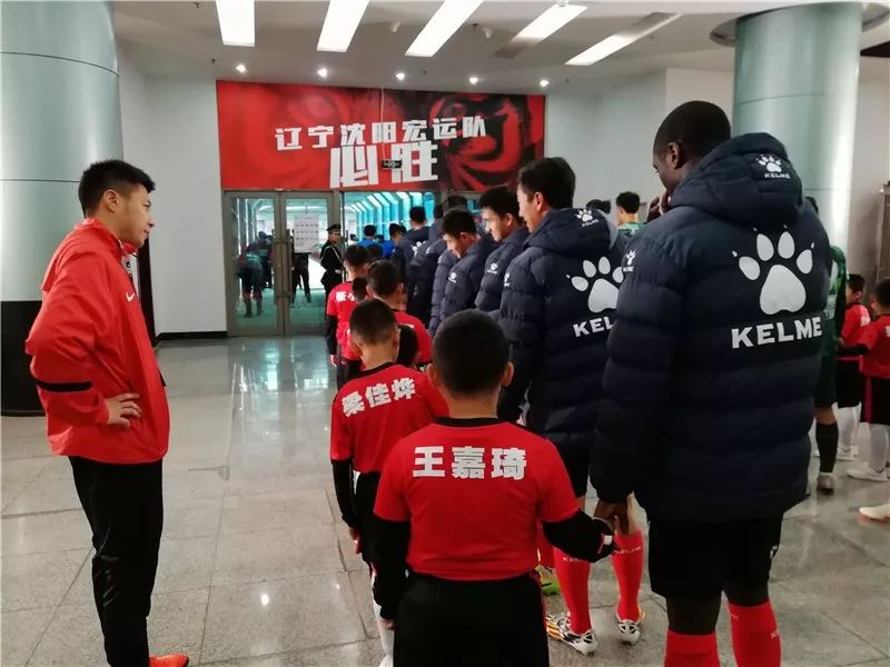 成都蓉城主场比赛球童,足球比赛开场球童手拉手视频