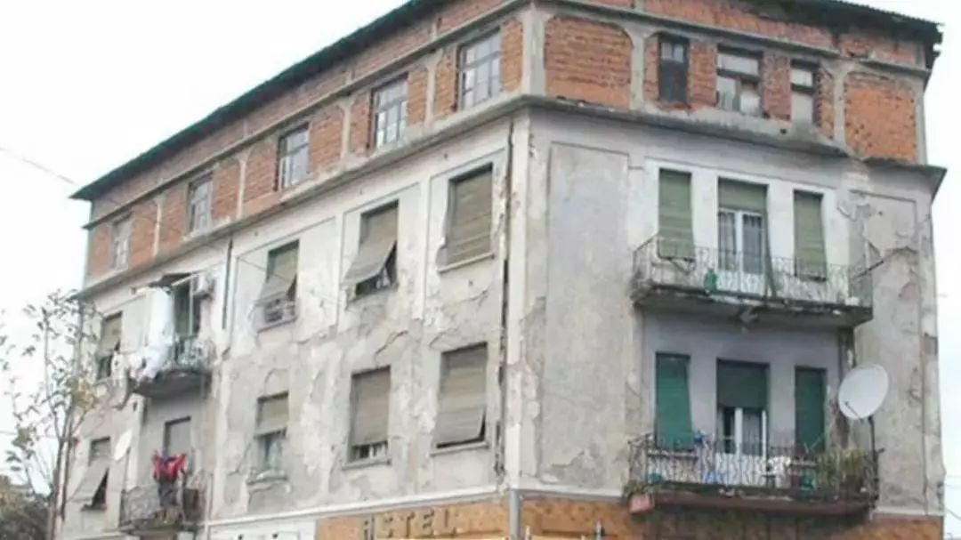 画家改行当总理，只做“面子工程”，却靠刷墙拯救了他的国家