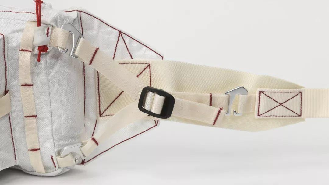 耐克艺术家联名款,耐克推出腰包雨衣