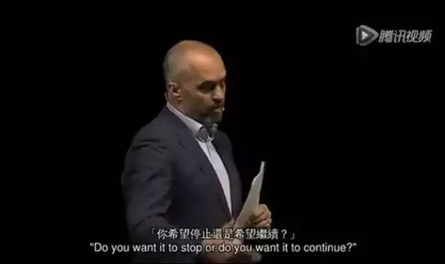 画家改行当总理，只做“面子工程”，却靠刷墙拯救了他的国家