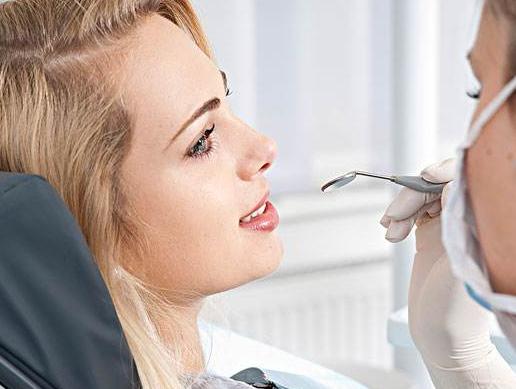 拔牙后牙床会不会塌陷,拔牙之后牙齿容易松吗