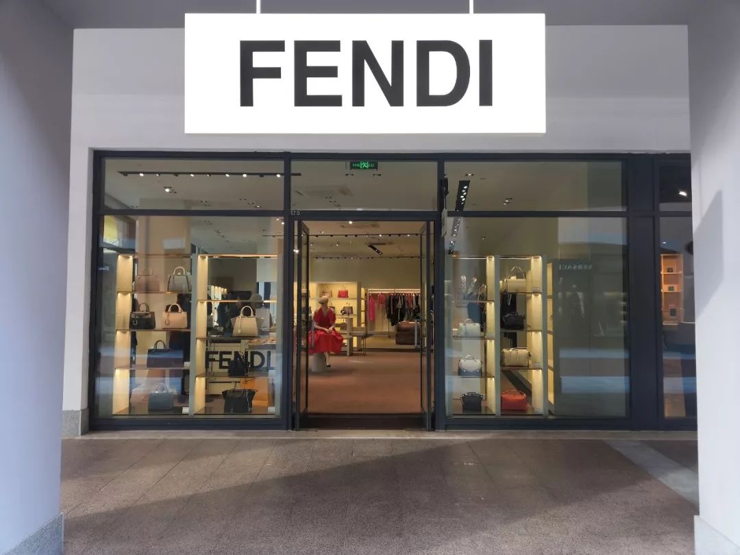 怎么穿让人看起来很贵,怎样穿看起来既普通又好看