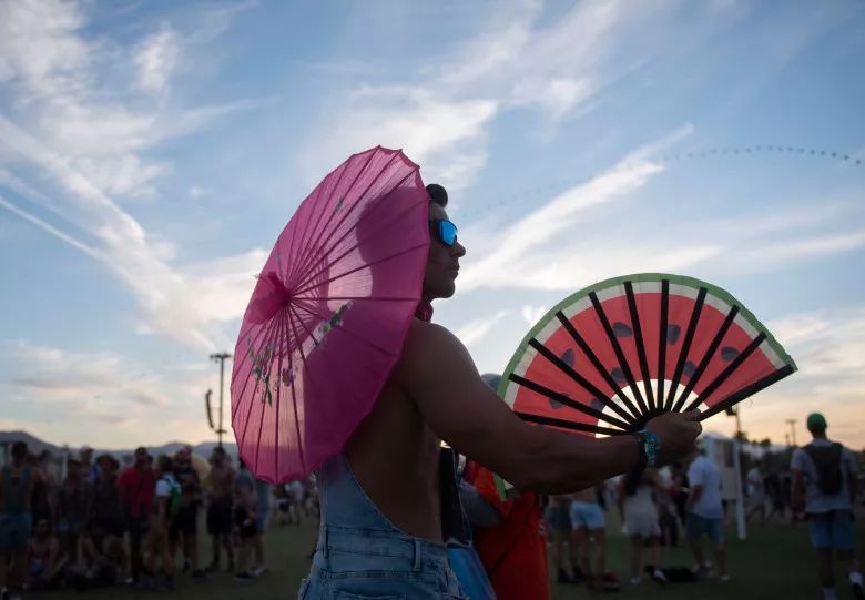 据说美国最骚的仔们都来这片沙漠里开趴