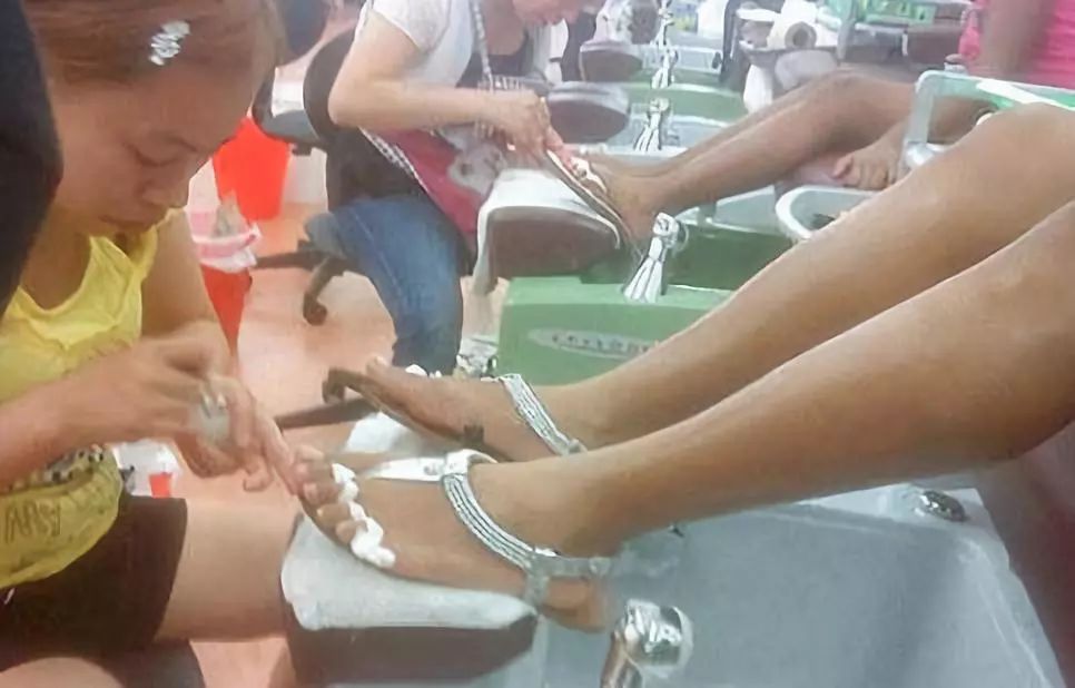 出国那么好？上海5套房的姑娘在加拿大给人洗脚，大学教授切肉博士生扫地