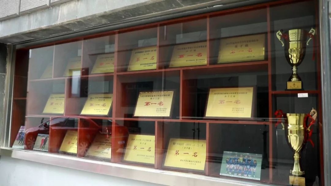 向劳动模范们致敬,向全国所有的劳动模范致敬