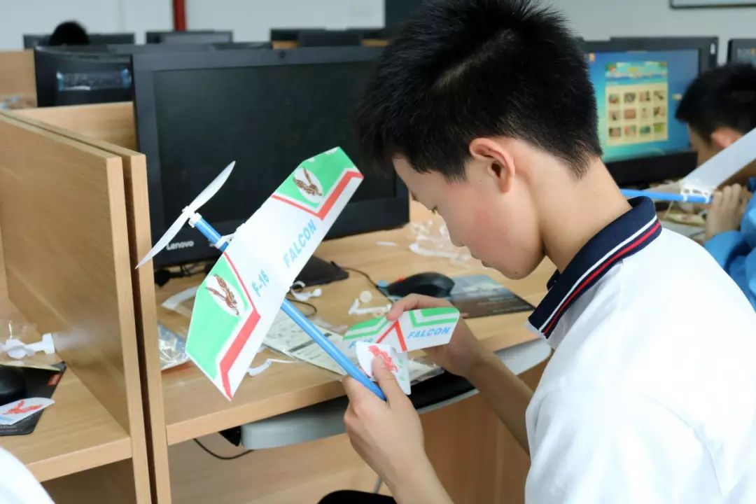 快乐体验快乐成长,快乐体验成长绘画二年级