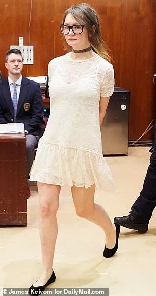 骗哭纽约上流圈,上被告席穿得像走秀,这位要被拍成美剧的假名媛终于被判刑了