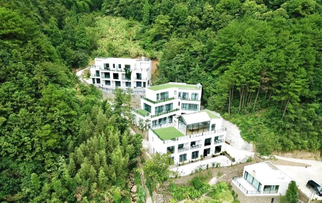 不必去芬兰了，杭州高铁1h就藏着一万颗星星的玻璃屋，过2天山野生活正好！