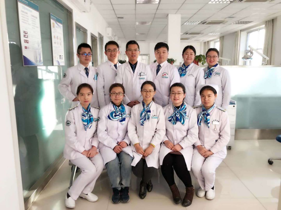 牙缺口长了一块硬东西,牙颈部有折裂线