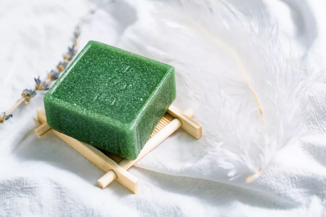 鼻尖挤出白色的是什么,鼻子上挤出的白丝怎么解决