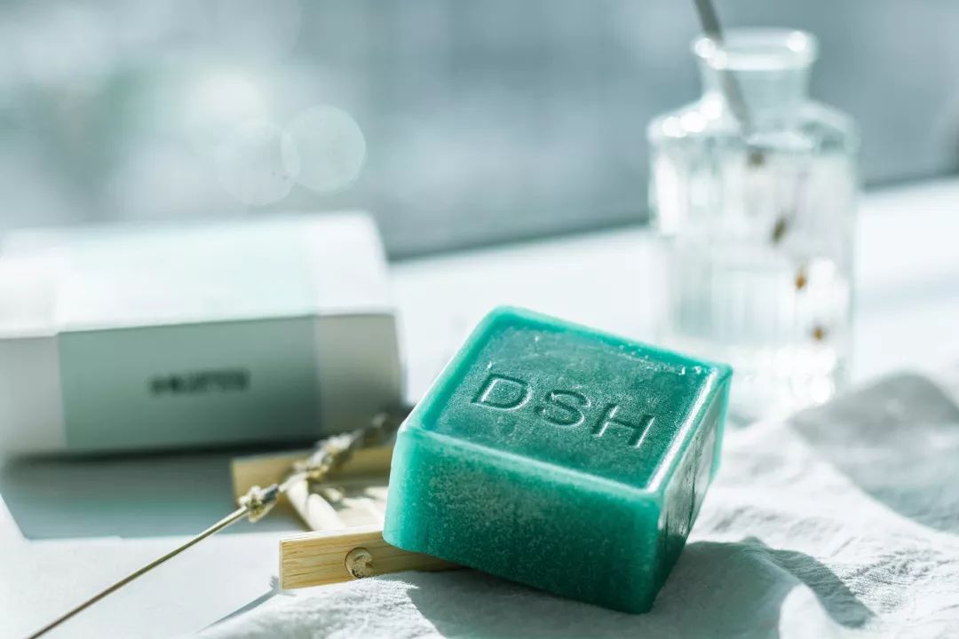 鼻尖挤出白色的是什么,鼻子上挤出的白丝怎么解决