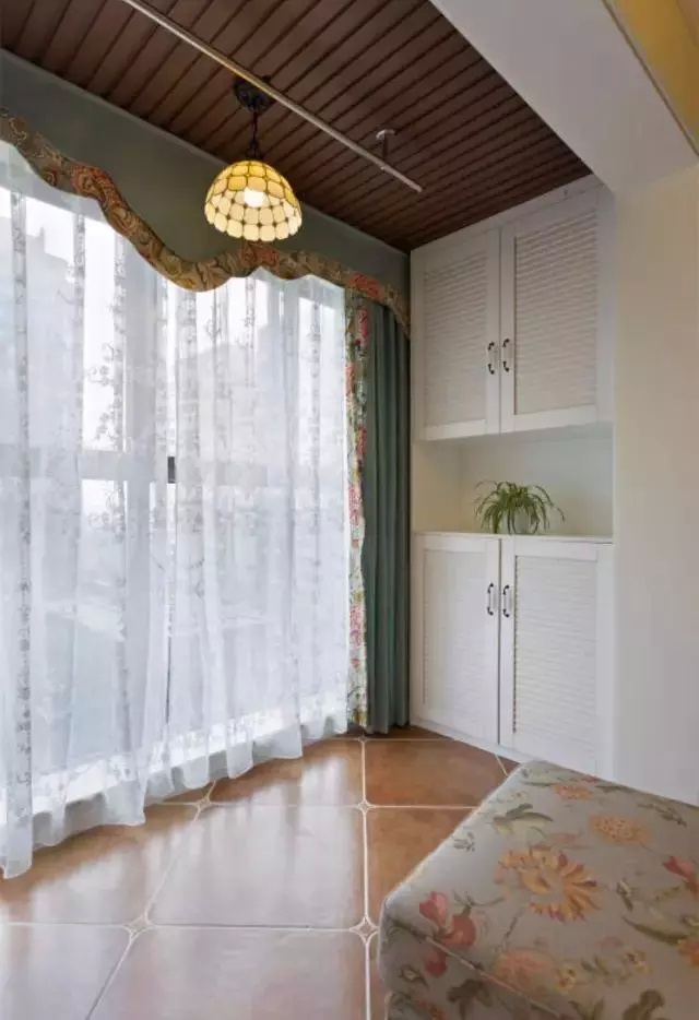 阳台晒衣服顺序,阳台上晒衣服的顺序有什么讲究吗